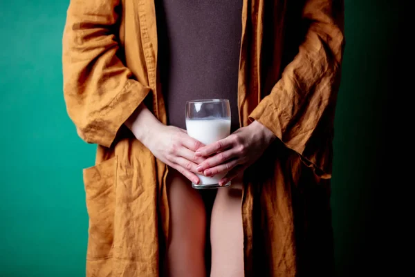 Nő tart üveg tejet a kezében gyalogos szinten — Stock Fotó