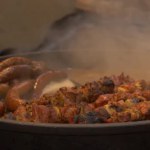 Carne tradicional em fumaça no mercado de Natal em Wroclaw, Polônia