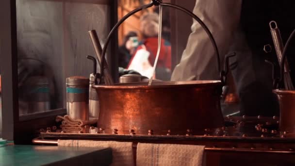 Dresden Almanya Noel Pazarında Sıcak Şarap Pişiren Adam — Stok video