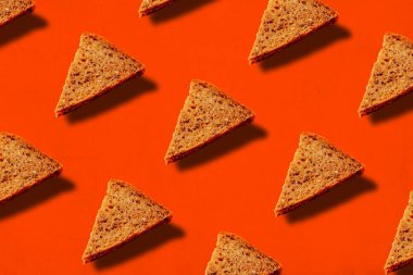 Lush Lav renk arka planında üçgen ekmek dilimleri