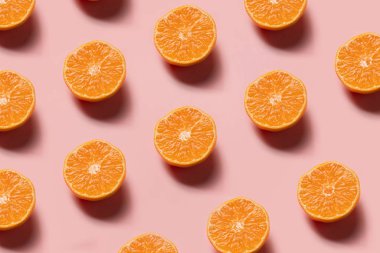 Pembe arkaplanda portakalları kes 