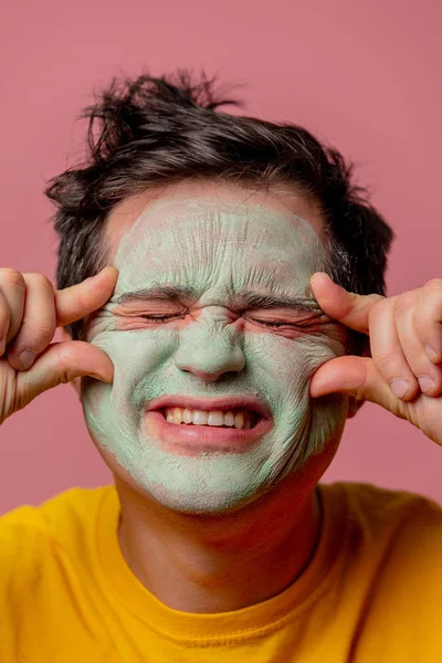 Schöne brünette Mann mit Algenmaske auf dem Gesicht — Stockfoto