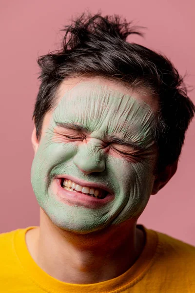 漂亮的黑发男人，脸上戴着藻类面具 — 图库照片
