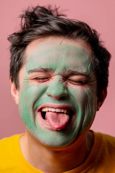 Mooie brunette man met algen masker op zijn gezicht — Stockfoto