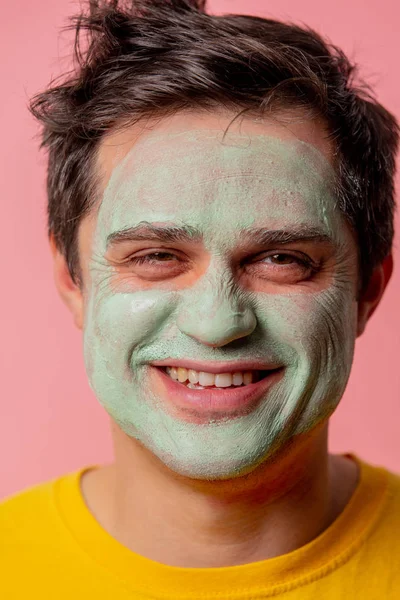 Beautiful brunette man with algae mask on his face — Stock Photo, Image