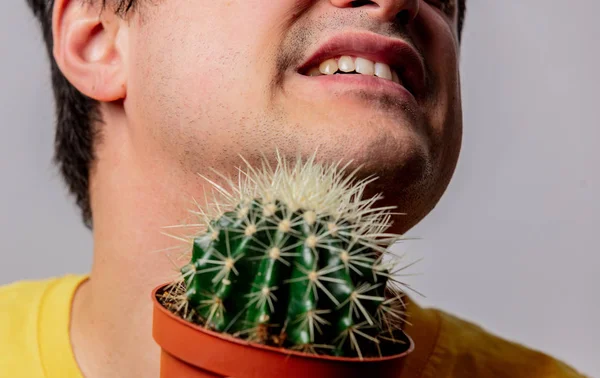 Hombre mantenga cactus cerca de la cara — Foto de Stock