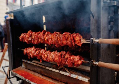 Noel pazarında kılıçta domuz eti