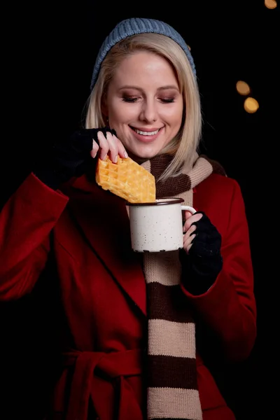 Blondes Mädchen mit Tasse Kaffee und Waffel — Stockfoto