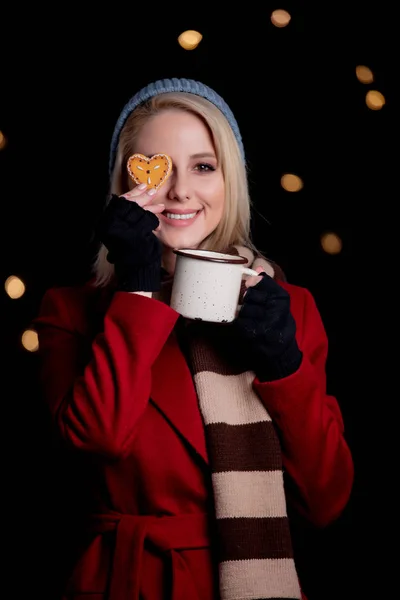 コーヒーとジンジャーブレッドクッキーの女の子 — ストック写真