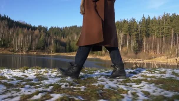 Mujer Botas Camina Nieve — Vídeos de Stock