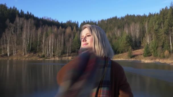 Blond Rock Och Halsduk Står Vid Sjön Skogen — Stockvideo