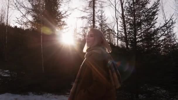 Blonde Dans Forêt Pendant Coucher Soleil — Video