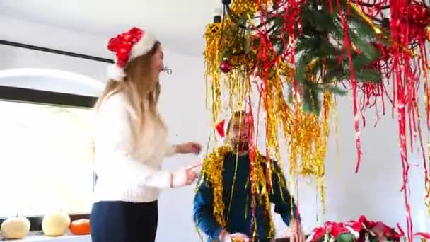 Jovem Casal Chapéus Natal Decora Casa Para Natal Ano Novo — Vídeo de Stock