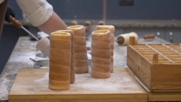 Hagyományos Cseh Édes Sütemény Trdelnik — Stock videók