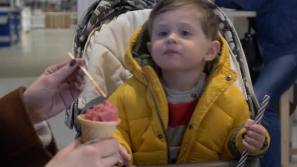 Kleine Jongen Die Een Ijsje Eet Het Café — Stockvideo