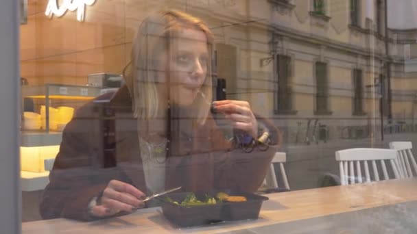 Молодая Женщина Ест Салат Кафе Городе — стоковое видео
