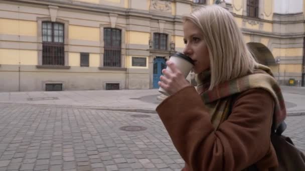 Jonge Vrouw Drinken Een Kopje Koffie Zitten Bank Straat Van — Stockvideo