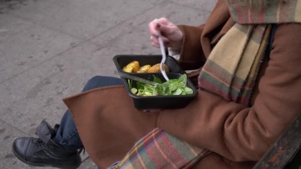 Νεαρή Γυναίκα Τρώει Σαλάτα Στην Πόλη — Αρχείο Βίντεο
