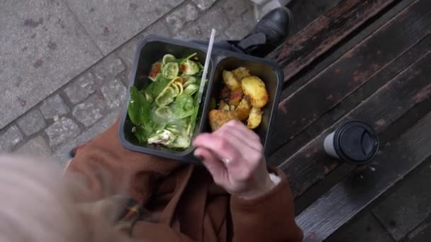 Νεαρή Γυναίκα Τρώει Σαλάτα Στην Πόλη — Αρχείο Βίντεο