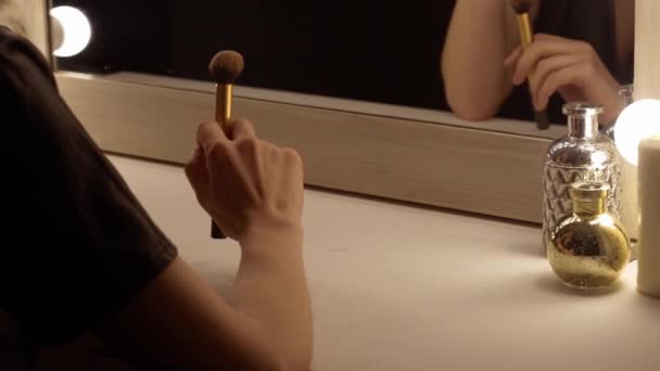 Mulher Segura Uma Escova Perto Espelho Camarim — Vídeo de Stock
