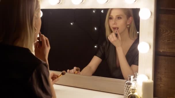 Loira Aplicando Maquiagem Com Espelho Camarim — Vídeo de Stock
