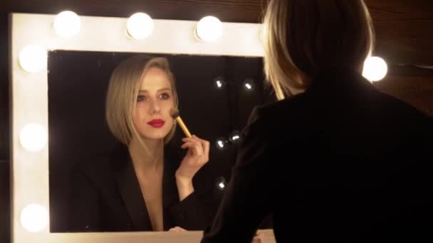 Rubia Aplicando Maquillaje Con Espejo Vestidor — Vídeos de Stock