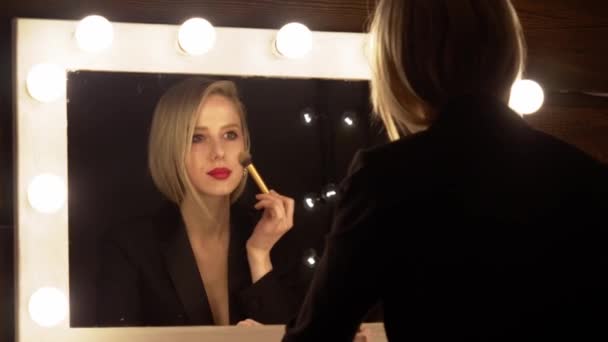 Blonde Applying Makeup Mirror Dressing Room — 비디오