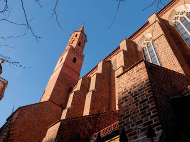 Gökyüzü olan eski Katolik katedrali.