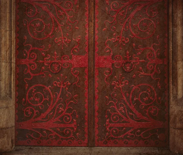 Красные кованые двери в старом особняке — стоковое фото