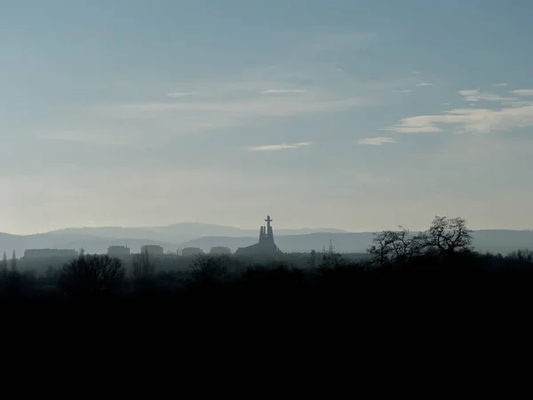 Modern kyrka med Kristus på berg bakgrund — Stockfoto