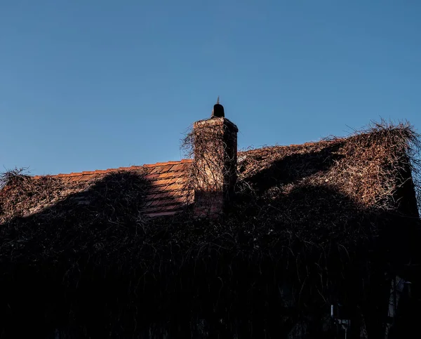 Régi ház cső és borostyán kék ég háttér — Stock Fotó
