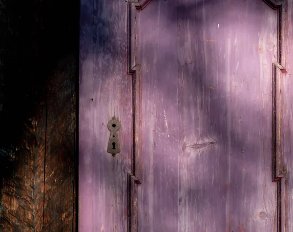 Purple door with shadows in old mantion — Stock Photo, Image