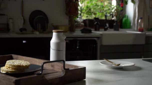 Mujer y vaso de café con leche — Vídeo de stock