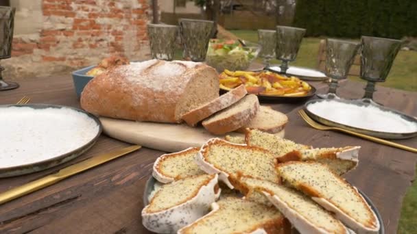 Eten op een tafel in de achtertuin — Stockvideo