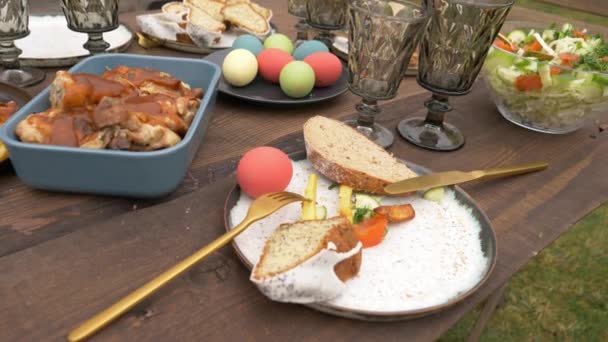 Los platos de Pascua a la mesa en el patio trasero — Vídeos de Stock