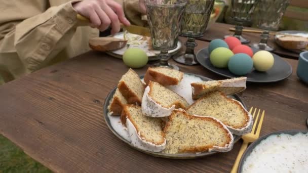 Mujer comiendo durante la cena de Pascua — Vídeos de Stock