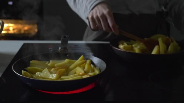 Wanita menggoreng kentang dalam panci di rumah — Stok Video