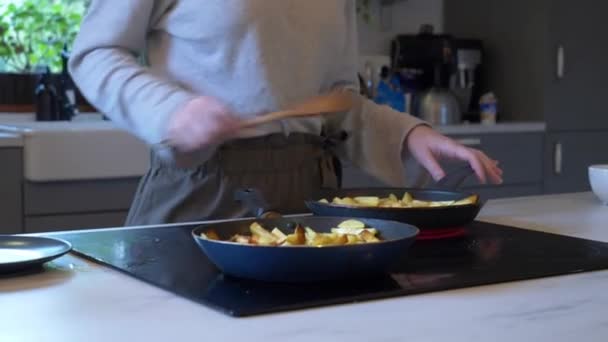 Mulher fritando batatas em uma panela em casa — Vídeo de Stock