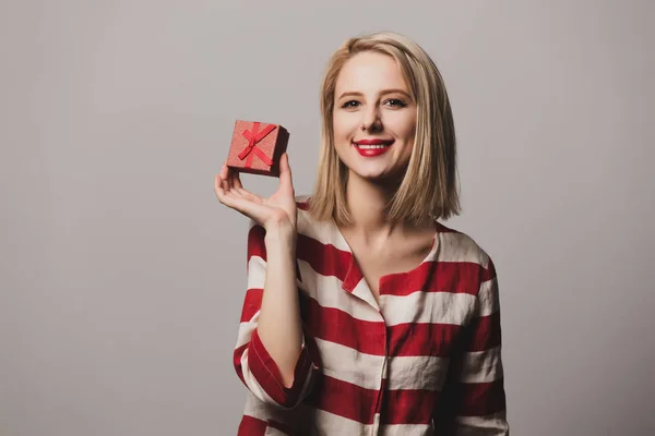 Beatiful Girl Holds Gift Box Gray Background — ストック写真