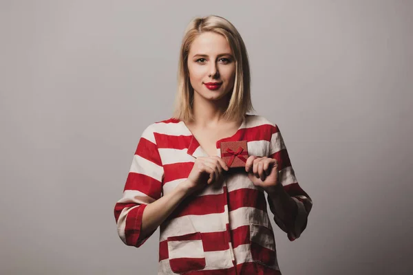 Beatiful Girl Holds Gift Box Gray Background — 스톡 사진