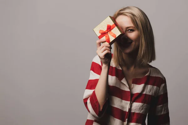 Beatiful Girl Holds Gift Box Gray Background — ストック写真