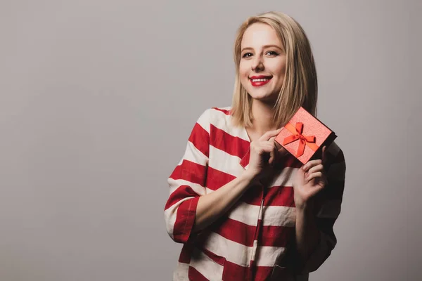 Beatiful Girl Holds Gift Box Gray Background — Stock Photo, Image