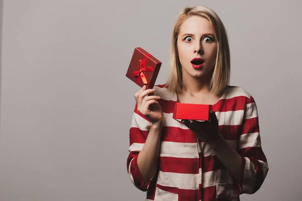 Surprised Girl Holds Gift Box Gray Background — Stock Photo, Image