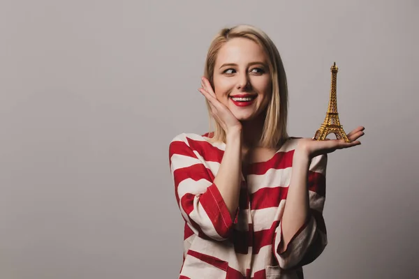 Prachtig Meisje Houdt Gouden Eiffeltoren Souvenir Grijze Achtergrond — Stockfoto