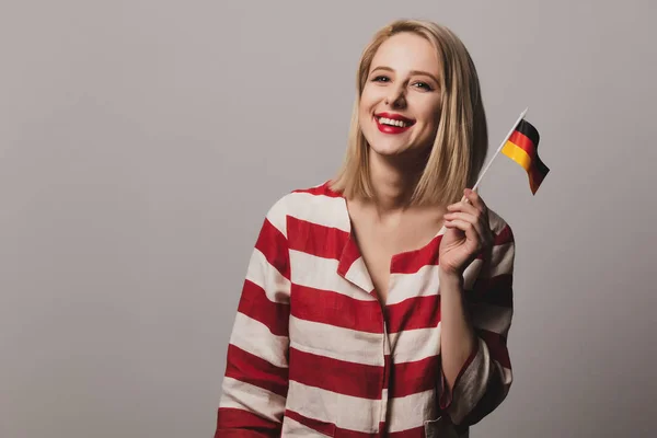 Όμορφο Κορίτσι Κρατά Γερμανική Σημαία Γκρι Φόντο — Φωτογραφία Αρχείου