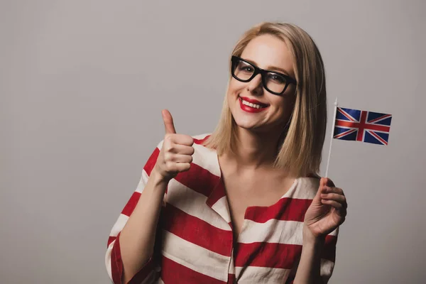 Блаженна Дівчина Тримає Британський Прапор Сірому Фоні — стокове фото