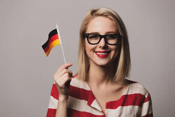 Vacker Flicka Håller Tyska Flaggan Grå Bakgrund — Stockfoto