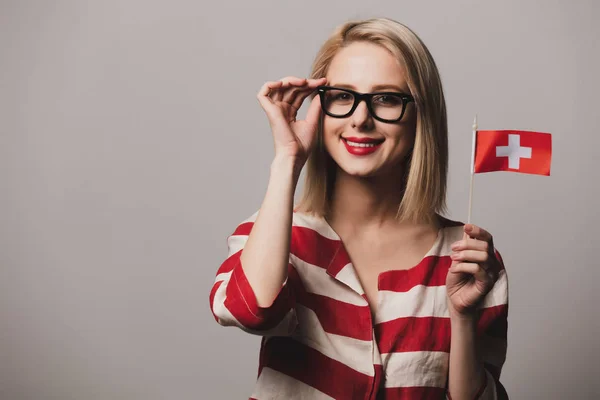 Vacker Flicka Håller Schweiz Flagga Grå Bakgrund — Stockfoto