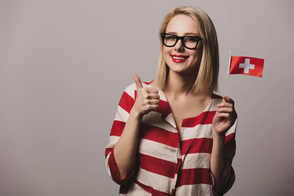 Menina Beatiful Segura Bandeira Suíça Fundo Cinza — Fotografia de Stock