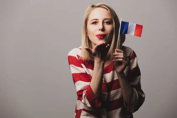 喜怒无常的女孩在灰色背景下举着法国国旗 — 图库照片
